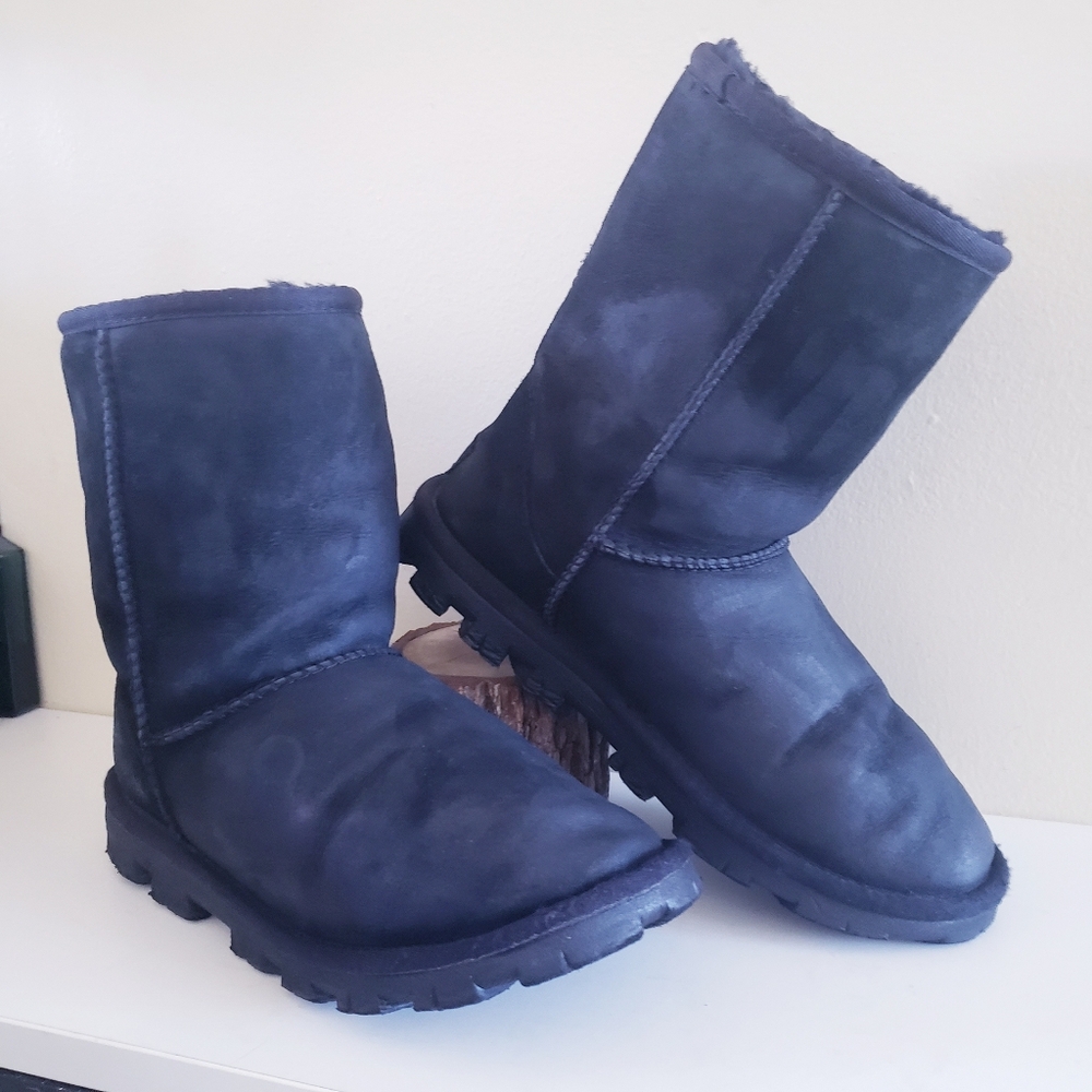UGG Women’s Essential Short Boots Black, Size 7 🚫FINAL SALE